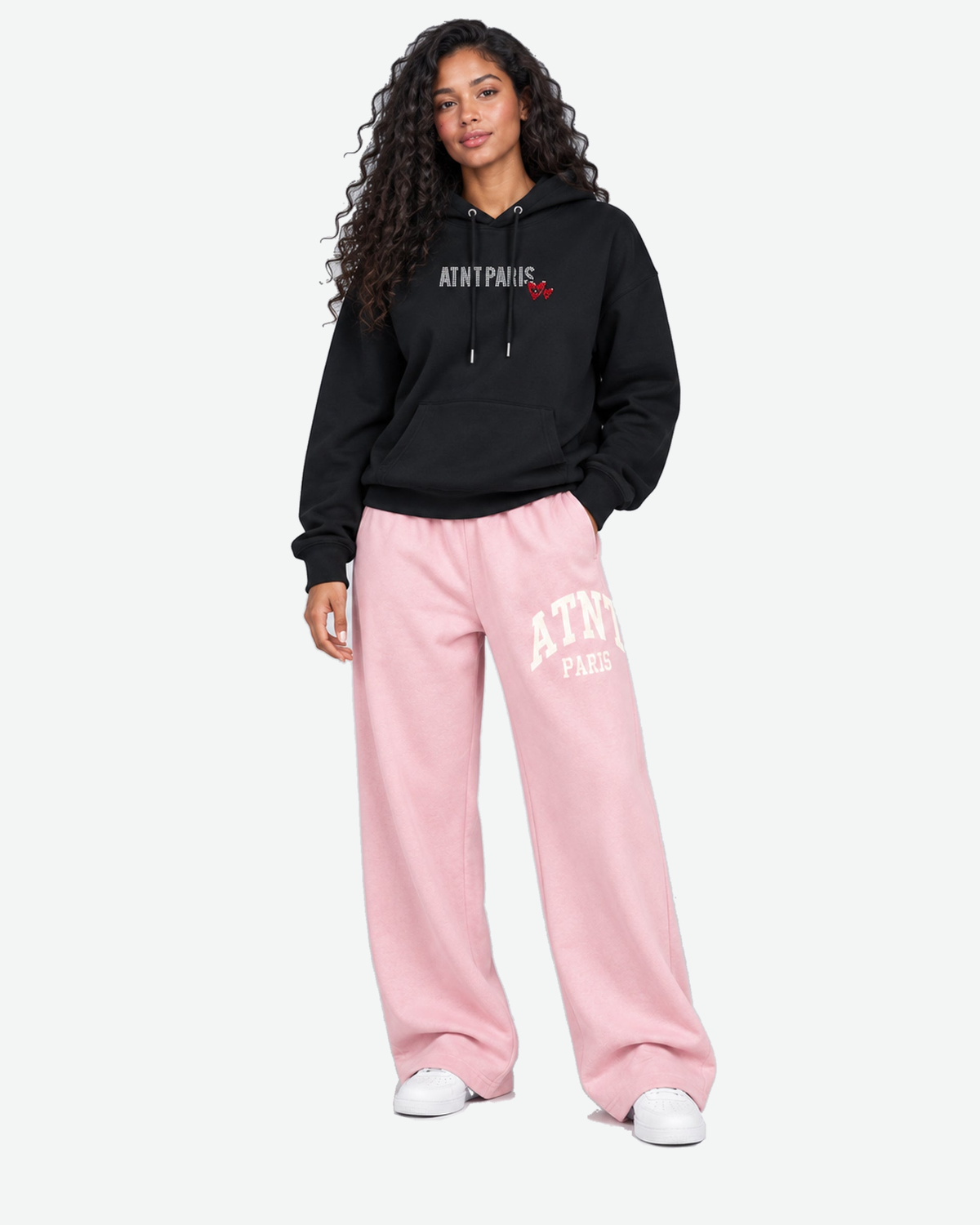 Sweat Capuche Noir Love heart Strass — vue en pied — fond #F3F4F4, 1920 × 2400 px