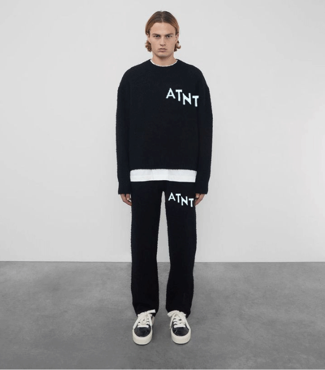 Pull oversize noir effet cachemire ATNT PARIS, porté, vue de face.