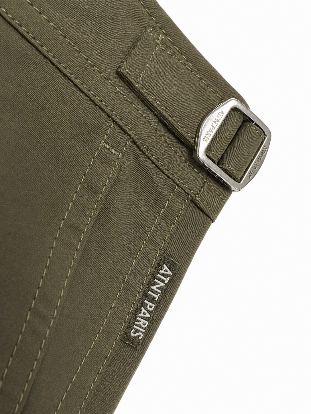 Short riviera kaki ATNT PARIS, détail de la patte de réglage et de l’étiquette.
