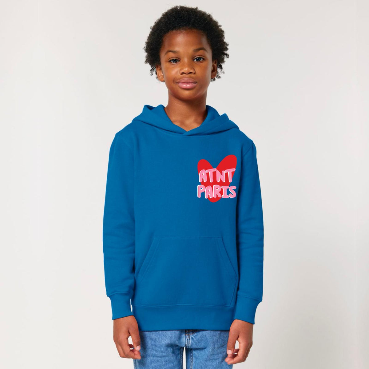 Sweat à capuche bleu enfant trust love ATNT PARIS, porté, vue de face.