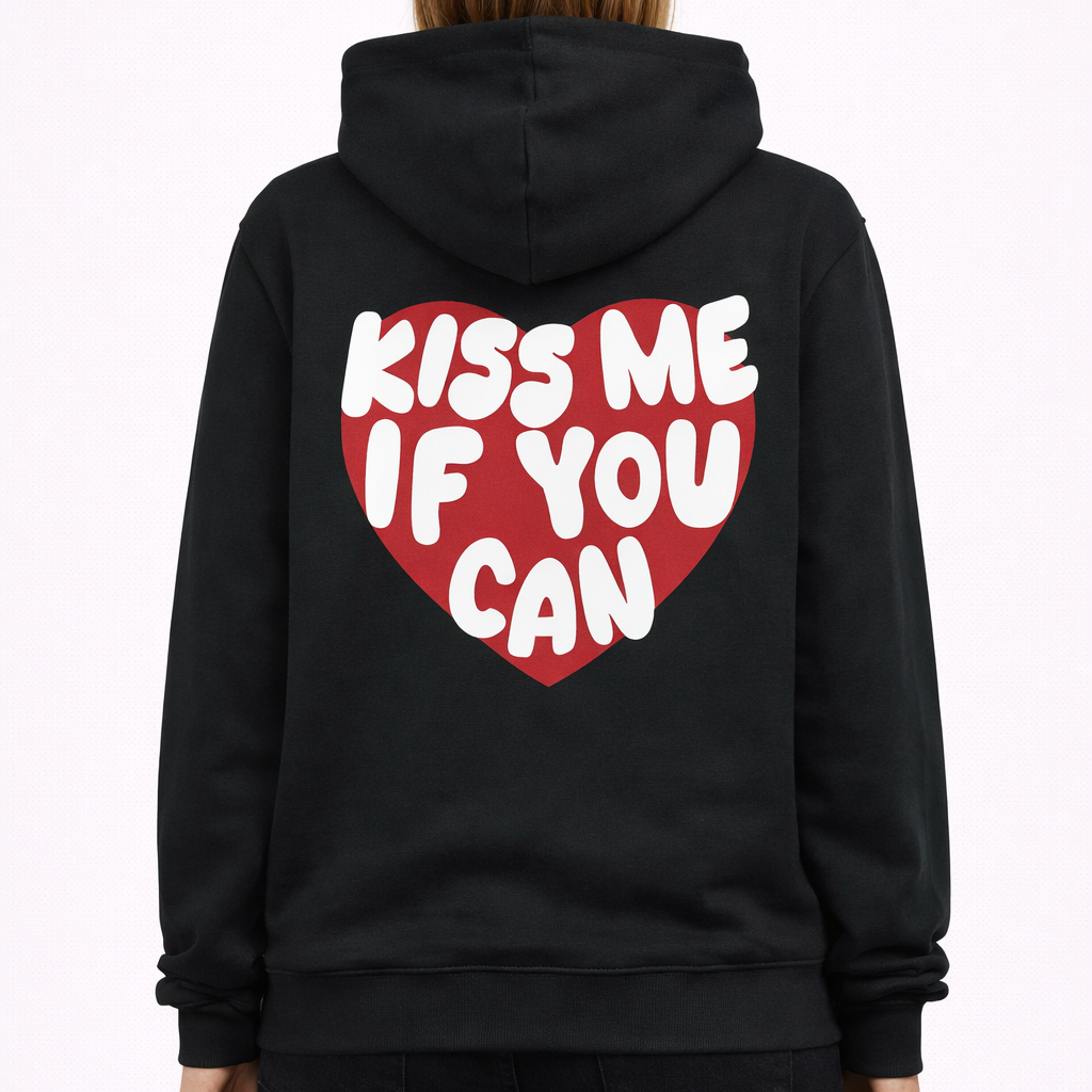 Sweat à capuche Kiss Me If You Can noir ATNT PARIS, porté, vue de dos.