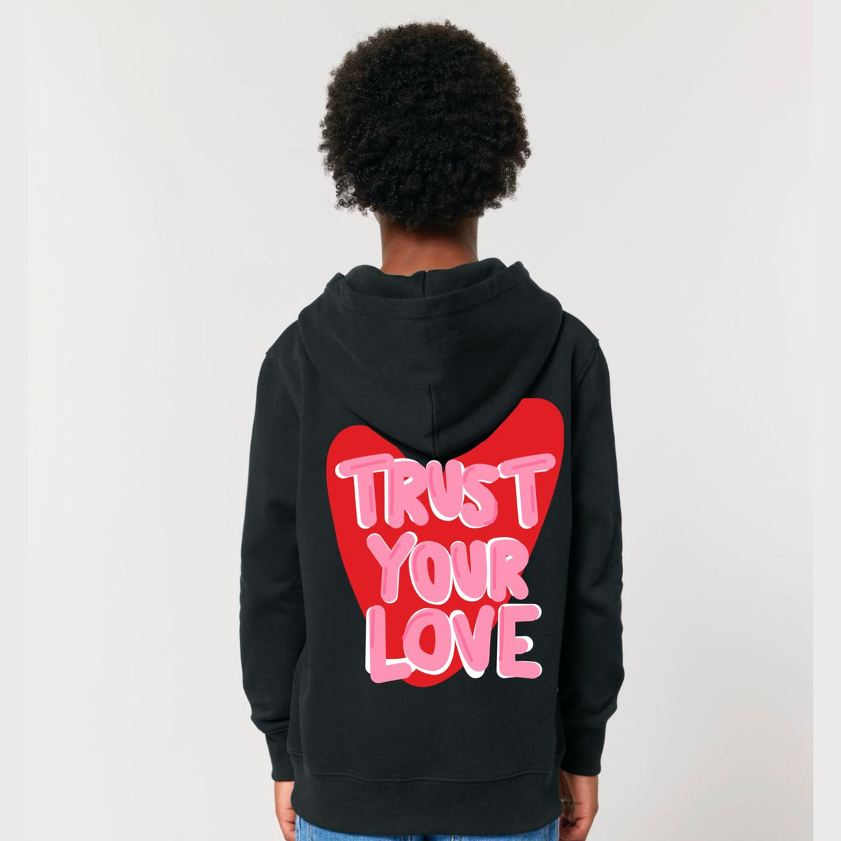 Sweat à capuche noir enfant trust love ATNT PARIS, porté, vue de dos.