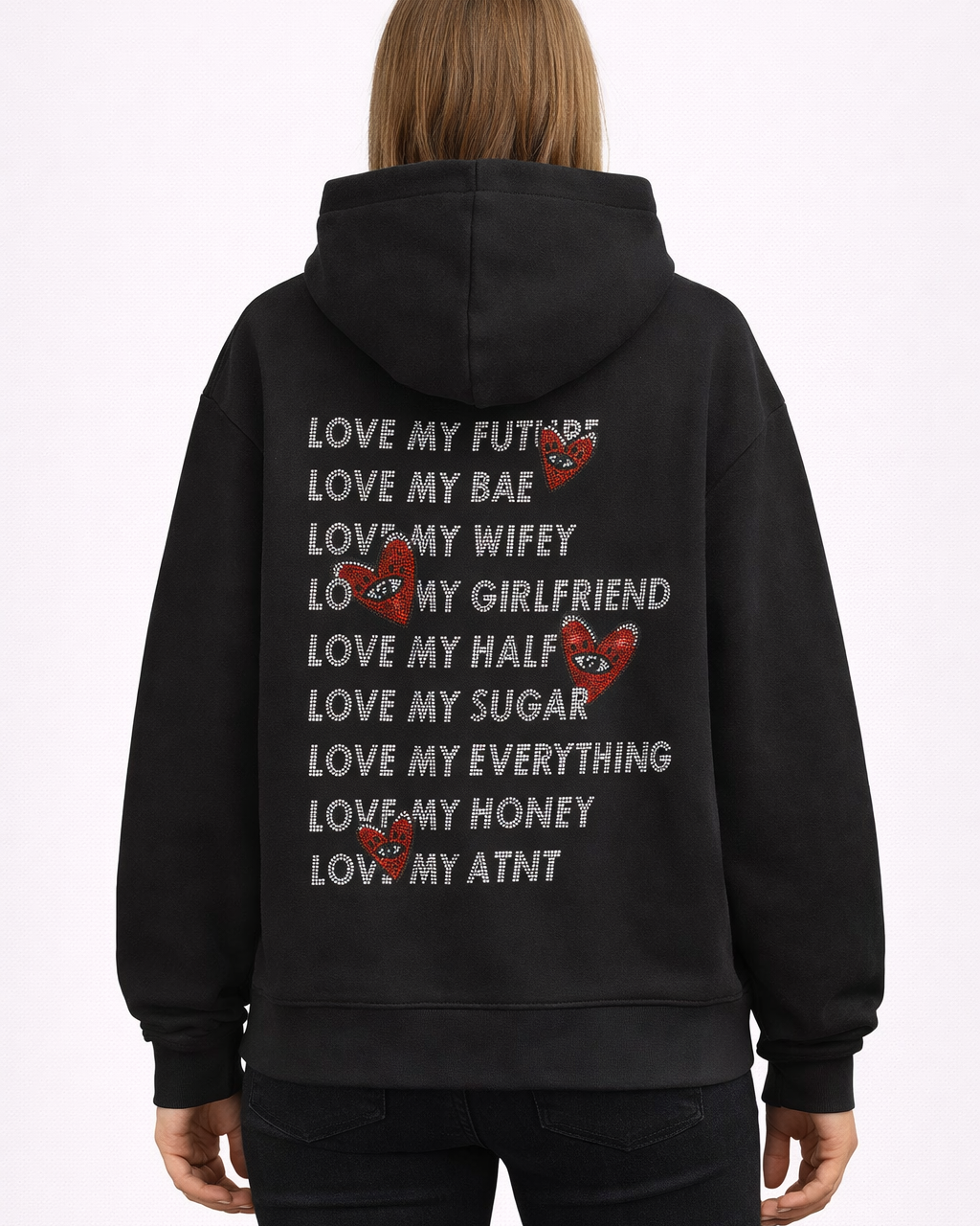 Sweat à capuche noir Love Heart Strass ATNT PARIS, porté, vue de dos avec inscriptions et cœurs en strass.