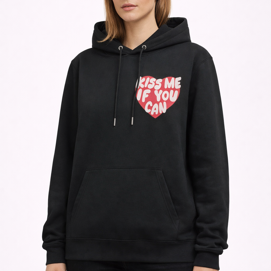 Sweat à capuche noir femme porté par mannequin, motif cœur rouge Kiss Me If You Can, photo studio fond blanc