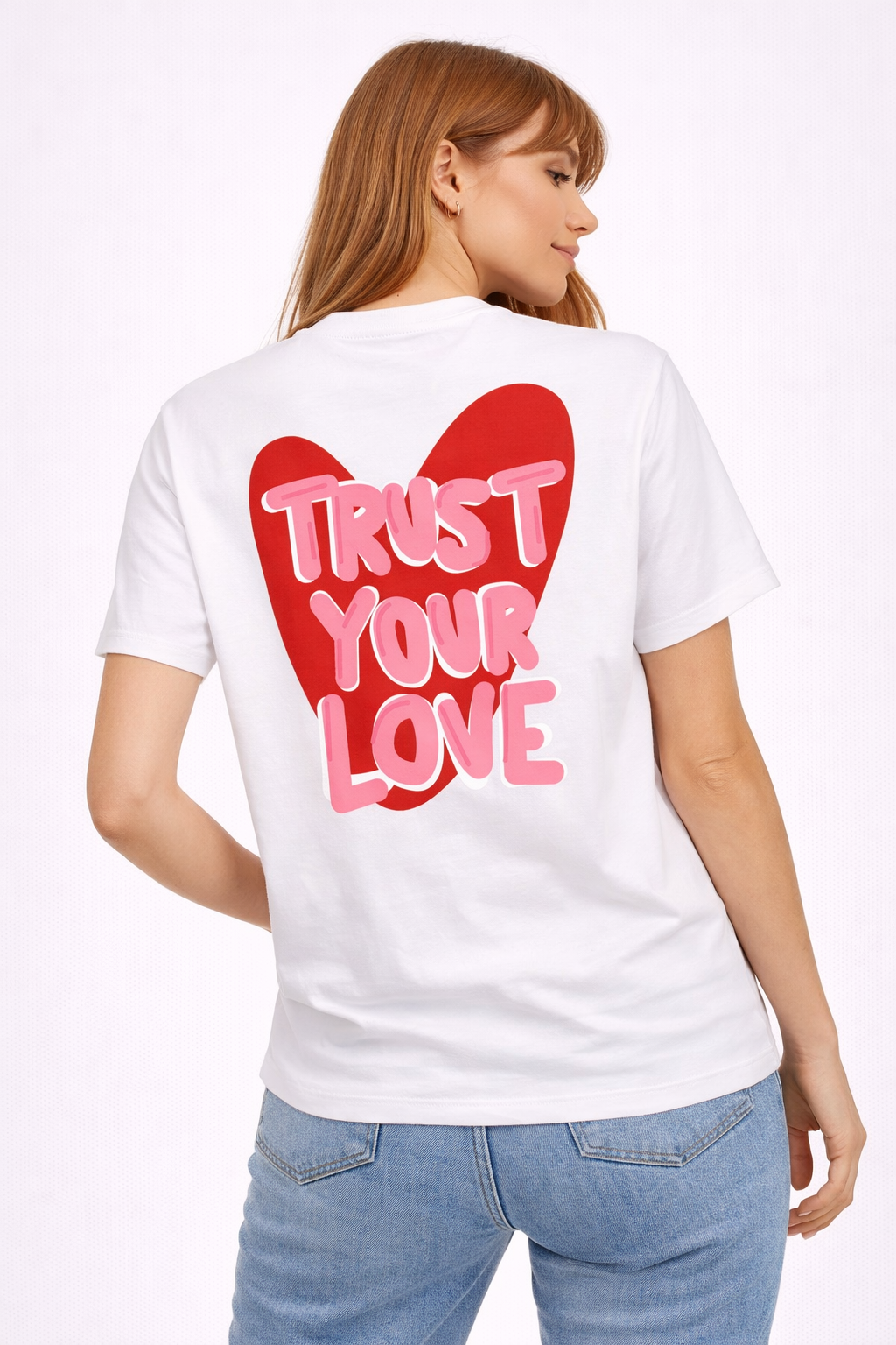 T-shirt blanc unisexe trust love ATNT PARIS, porté, vue de dos.