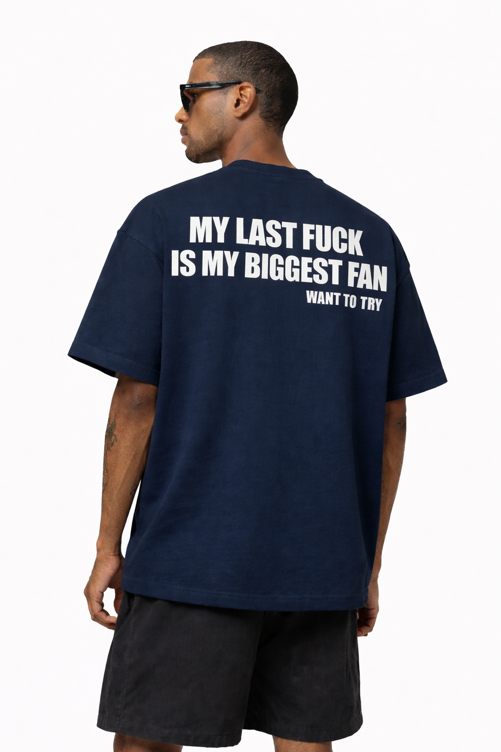 T-shirt boxy bleu marine my last f*ck is my biggest fan ATNT PARIS, porté, vue de dos.