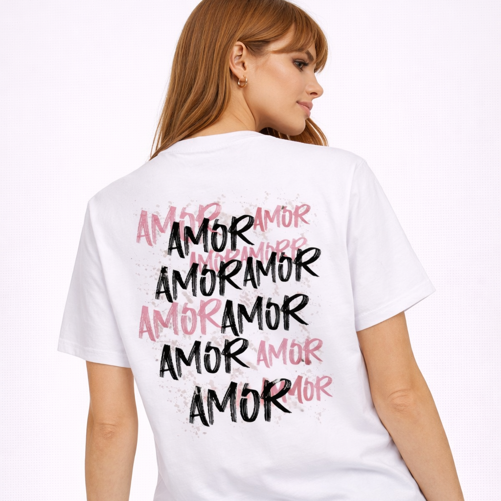 T-shirt blanc unisexe ATNT Paris porté de dos, imprimé typographique “AMOR” en noir et rose, style streetwear premium