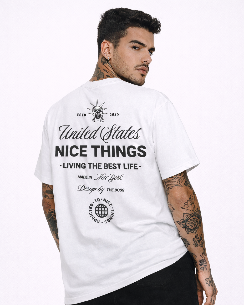 T-shirt ATNT Paris blanc imprimé “United States Nice Things”, mannequin homme tatoué, vue 4/5