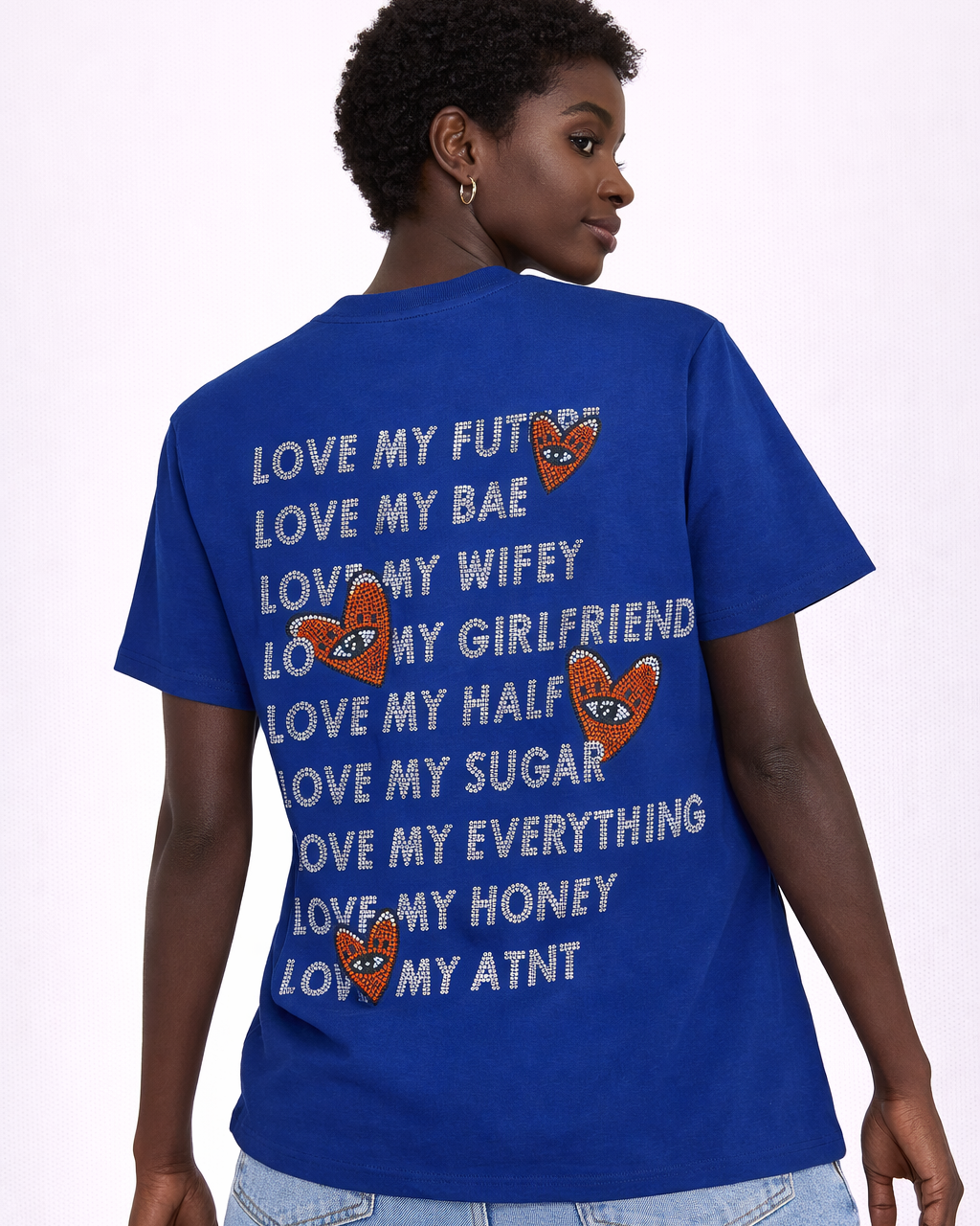 T-shirt bleu roi ATNT Paris porté en studio, mannequin femme mince, vue de dos, impression strass “Love My Future”, fond blanc.