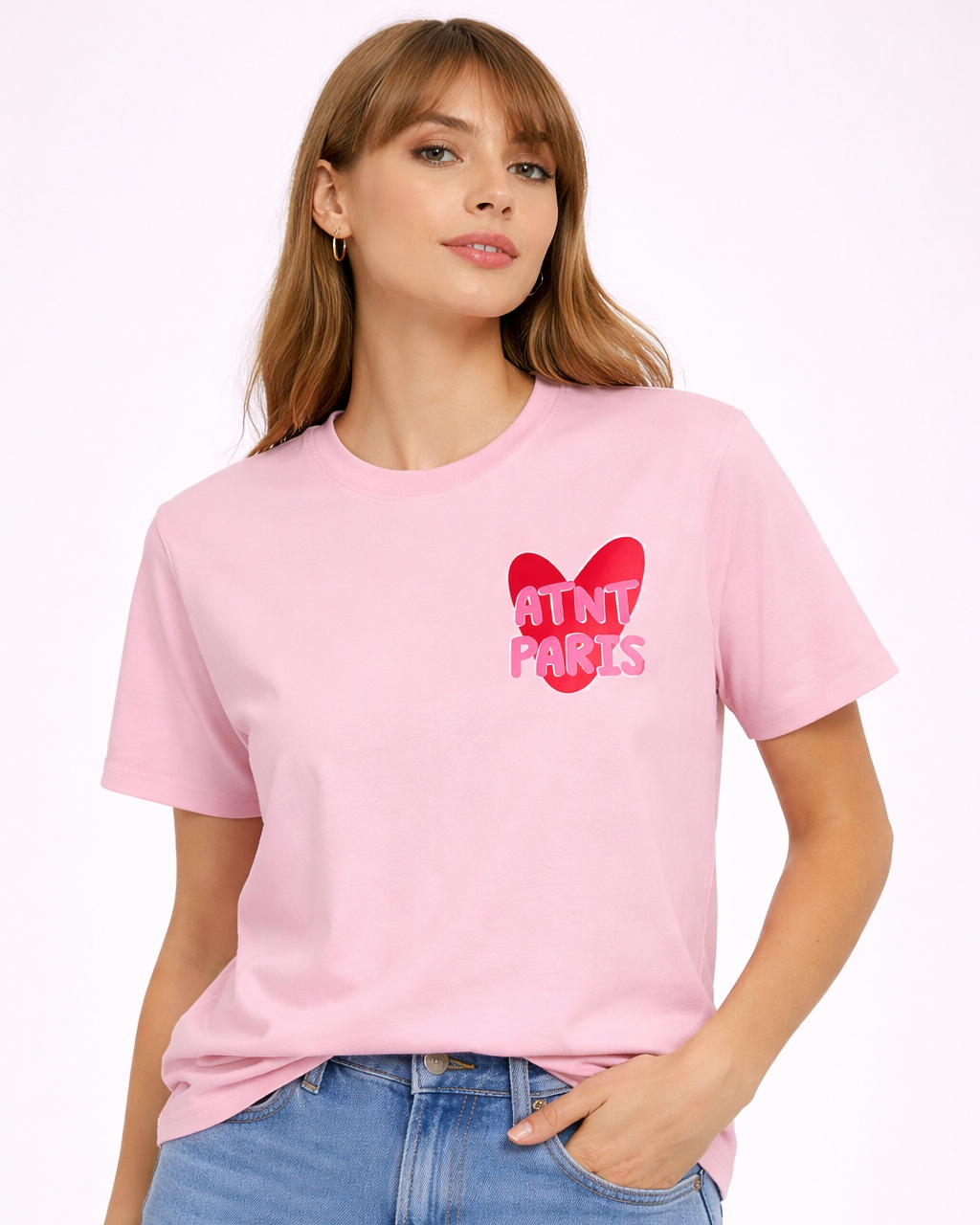 T-shirt rose ATNT Paris porté, logo cœur rouge et rose imprimé sur la poitrine, style streetwear premium