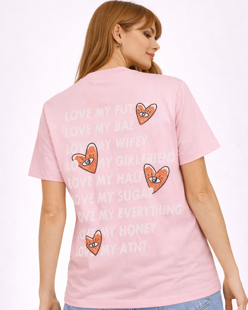 T-shirt rose ATNT Paris porté en studio, mannequin femme mince, vue de dos, impression strass “Love My Future”, fond blanc.