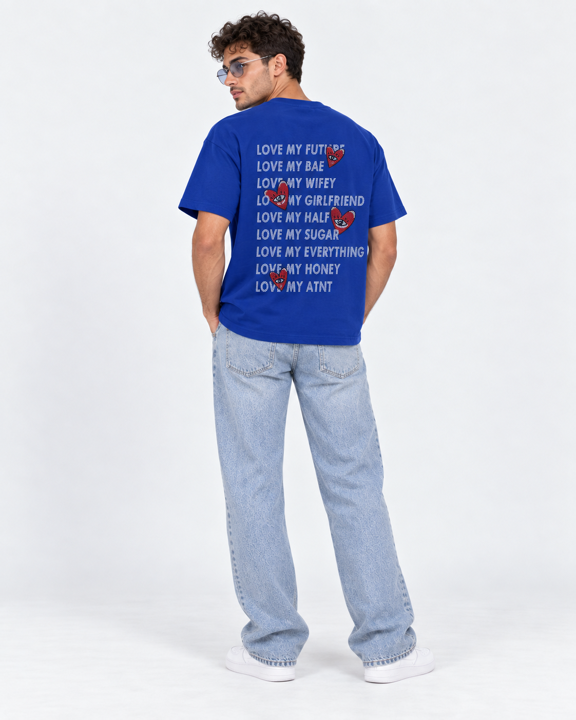 T-shirt Love Heart Strass bleu roi ATNT PARIS porté en studio clair, mannequin homme en pied, vue de dos