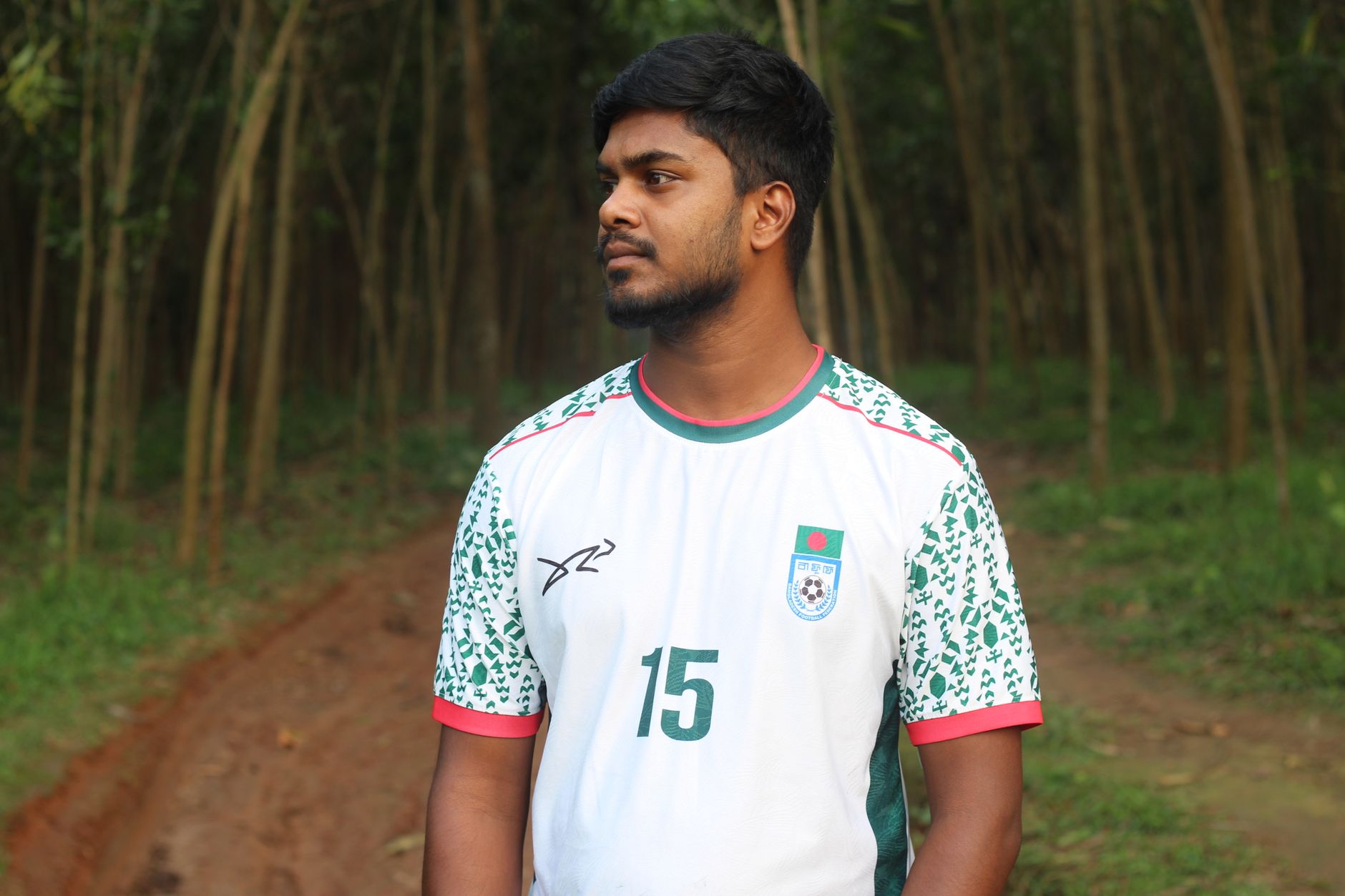 Jeune homme portant un maillot de foot avec un look streetwear urbain et moderne