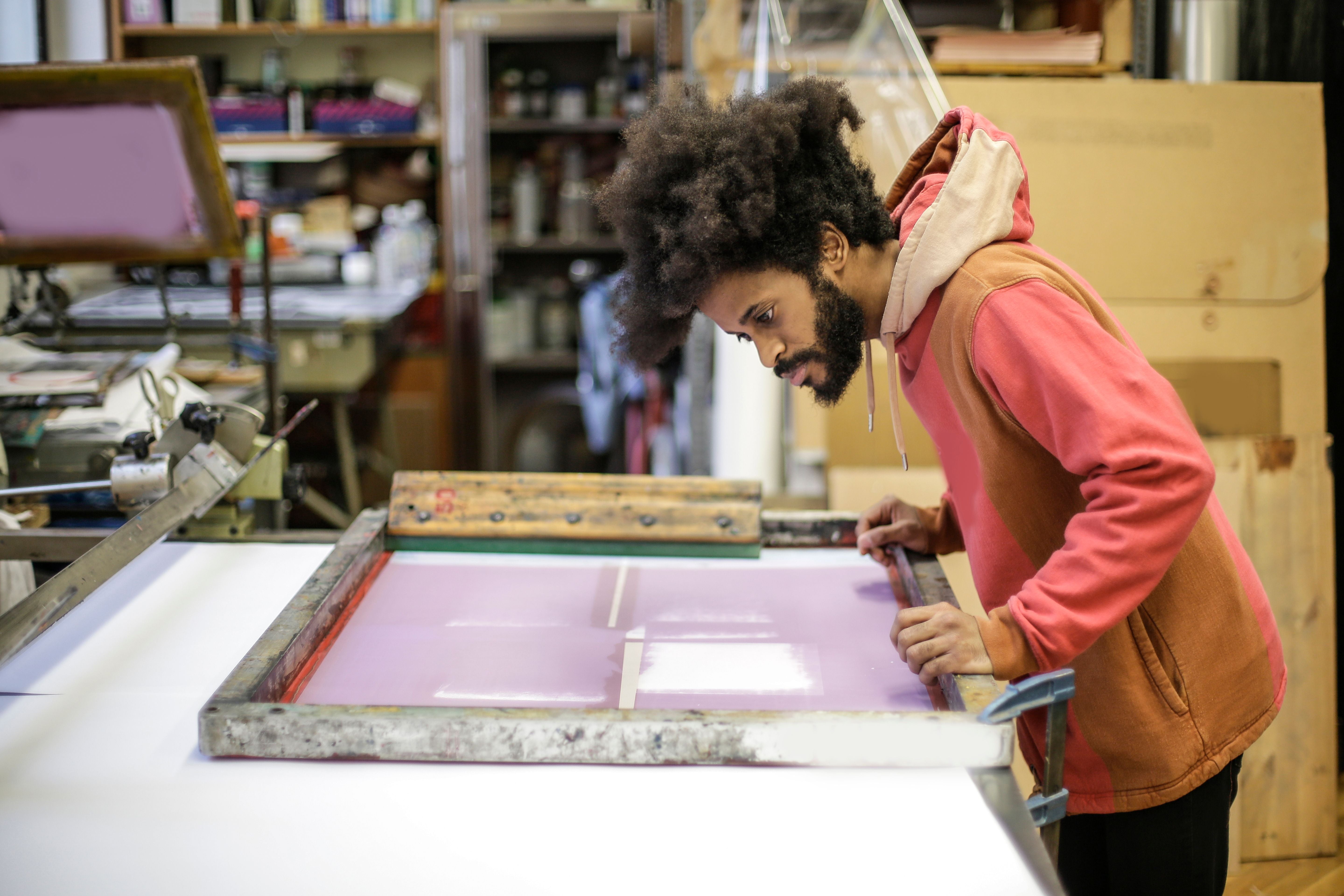 Artisan préparant un flocage textile personnalisé en atelier