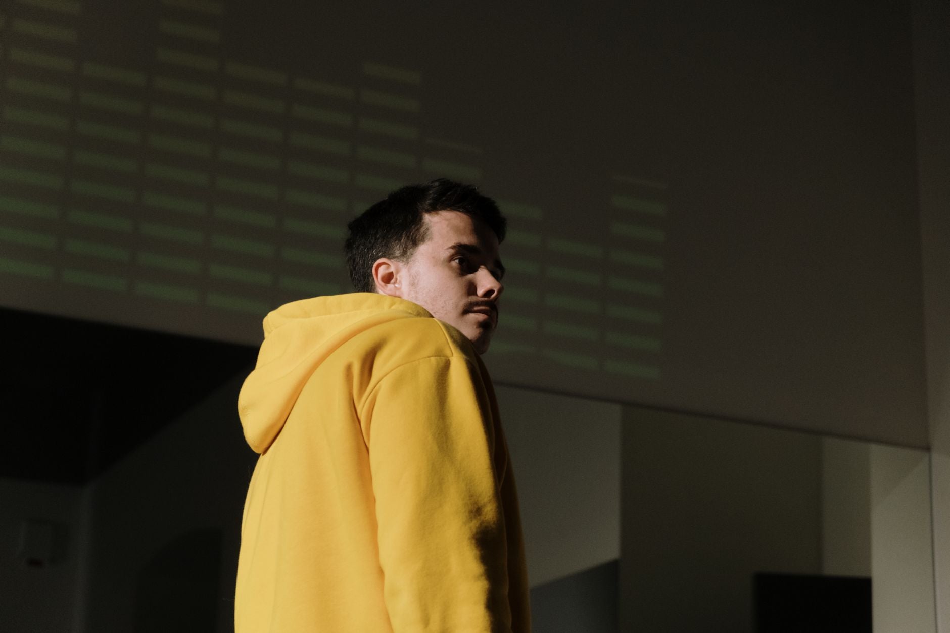 Homme en sweat à capuche jaune décontracté, look après-ski urbain tendance