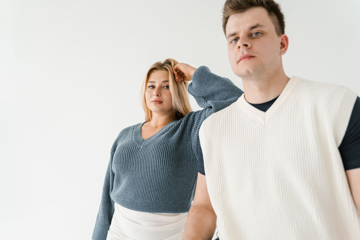 Duo en maille côtelée : débardeur blanc nervuré et pull bleu, studio minimaliste