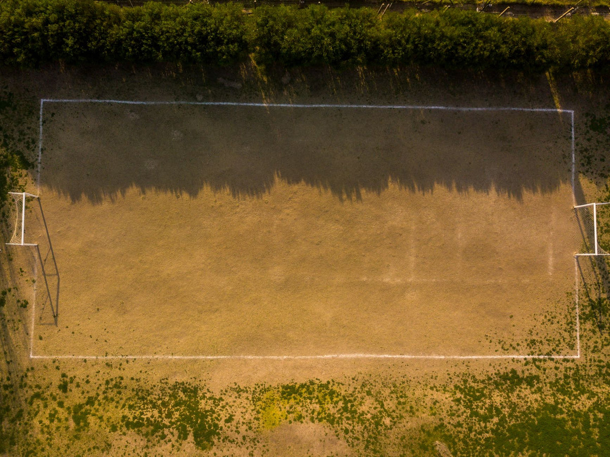 Terrain de football en extérieur, ambiance pour porter un maillot de foot en dehors du stade