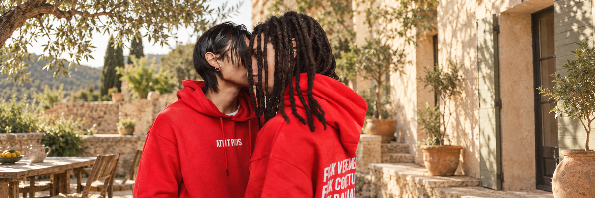 Vêtements ATNT Paris — panorama lifestyle, lumière naturelle chaude