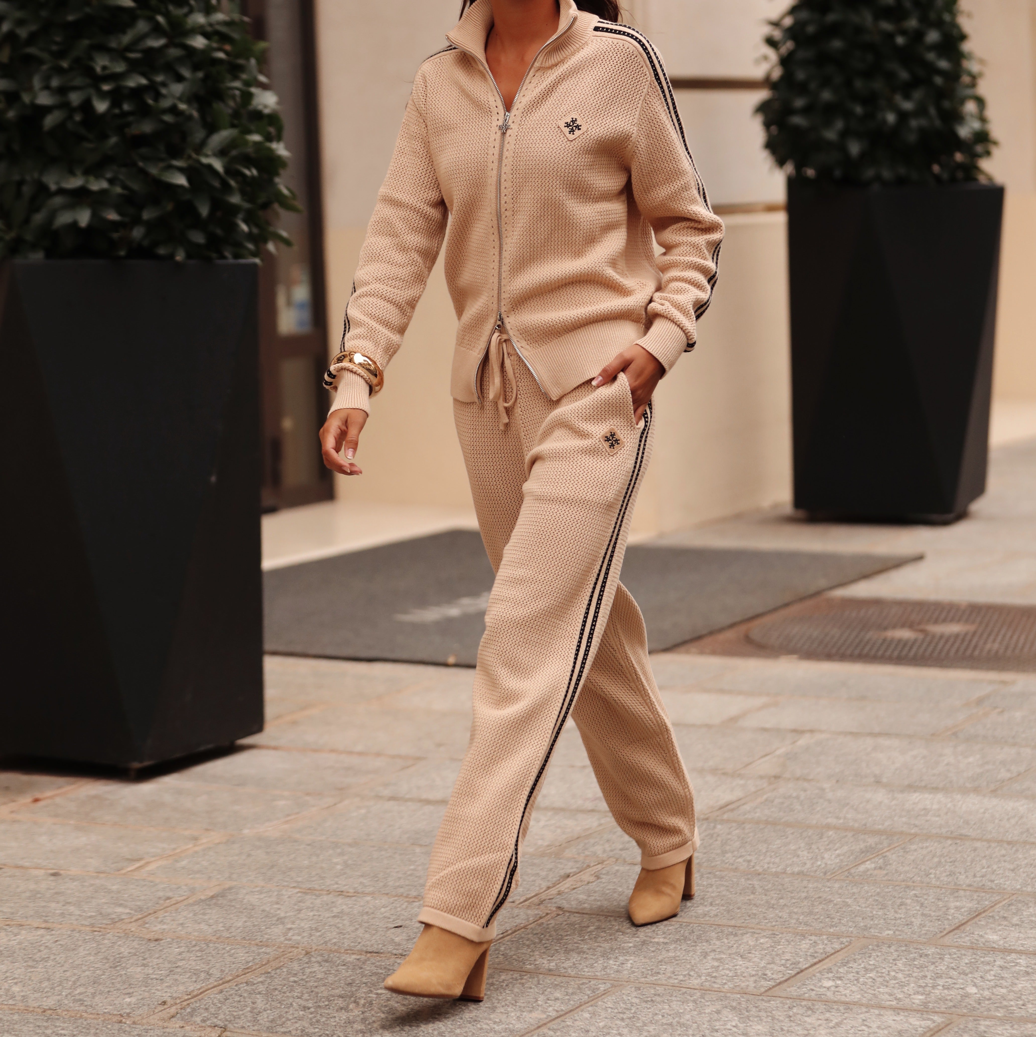 Pantalon de Survêtement Signature Beige  – Détail Crochet