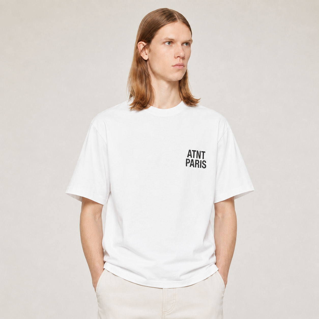 Look homme avec T-shirt ATNT Paris 17ème blanc et pantalon noir.