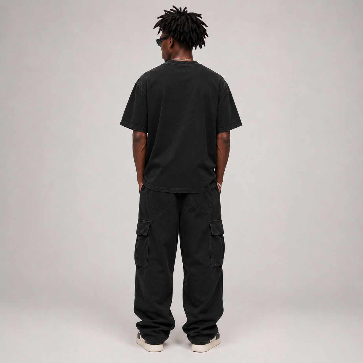 Look streetwear homme avec T-shirt ATNT Paris University Graphic et cargo noir