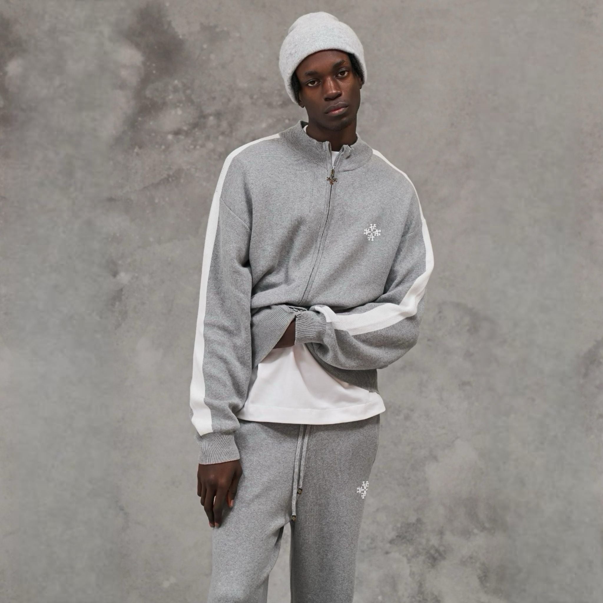 Précommande – Expédition le 30 octobre 2025 - Pantalon Knitted Gris Signature rayures latérales