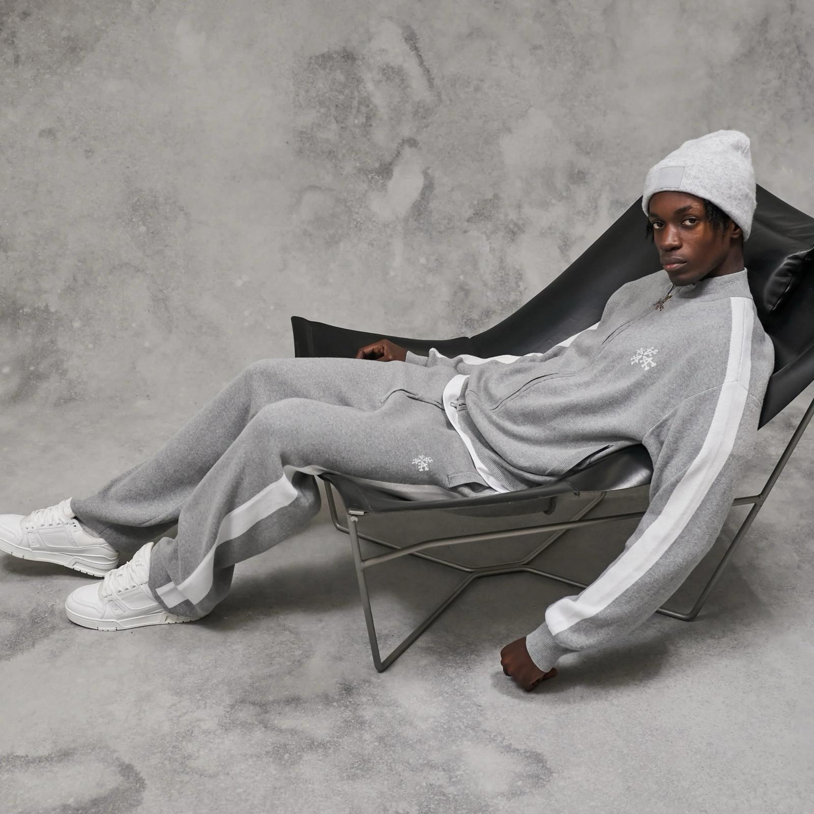Précommande – Expédition le 30 octobre 2025 - Pantalon Knitted Gris Signature rayures latérales