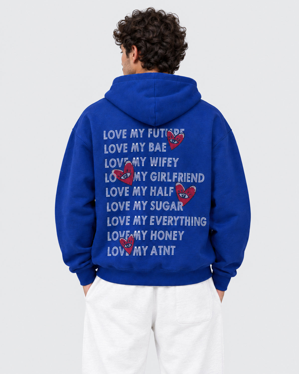 Sweat Capuche Bleu Roi Love heart Strass ATNT PARIS — Pack studio naturel — mannequin homme, vue de dos rapprochée — fond gris clair