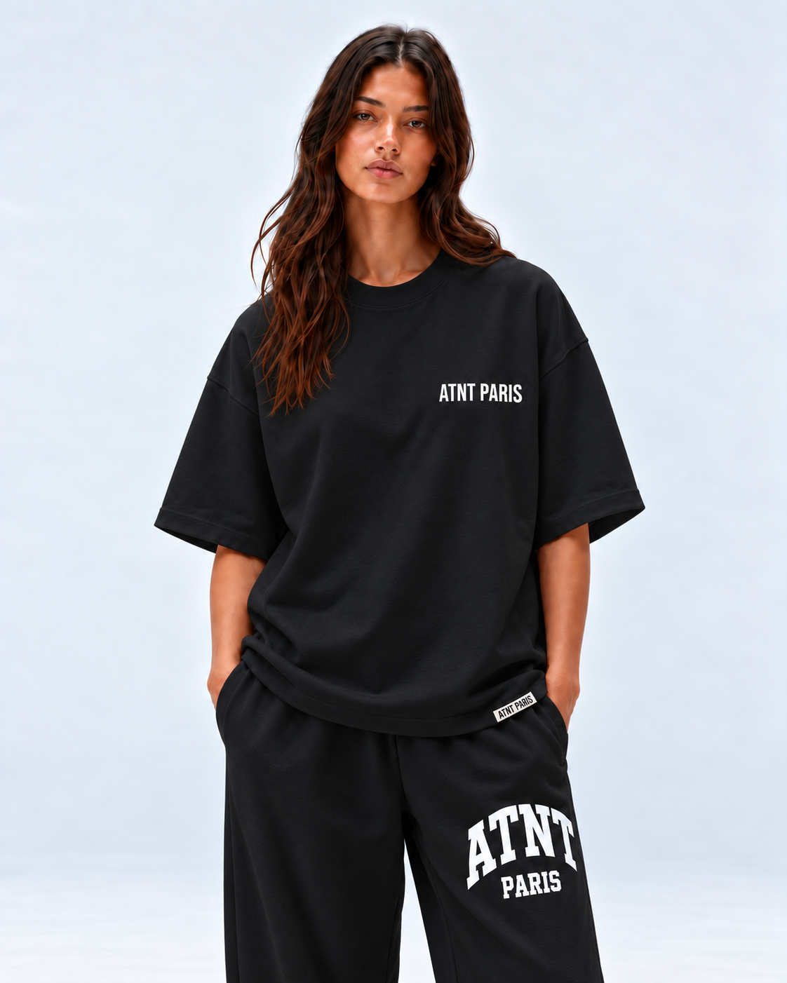T-shirt oversize noir Essentials ATNT PARIS porté avec jogging noir au logo ATNT PARIS