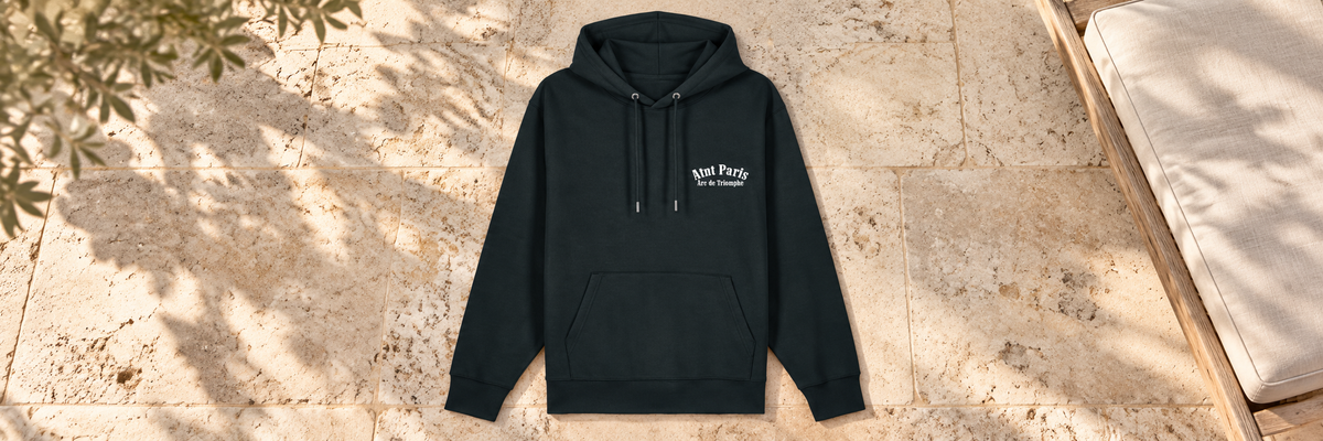 Sweat capuche noir - Arc de Triomphe dans une ambiance lifestyle ATNT PARIS