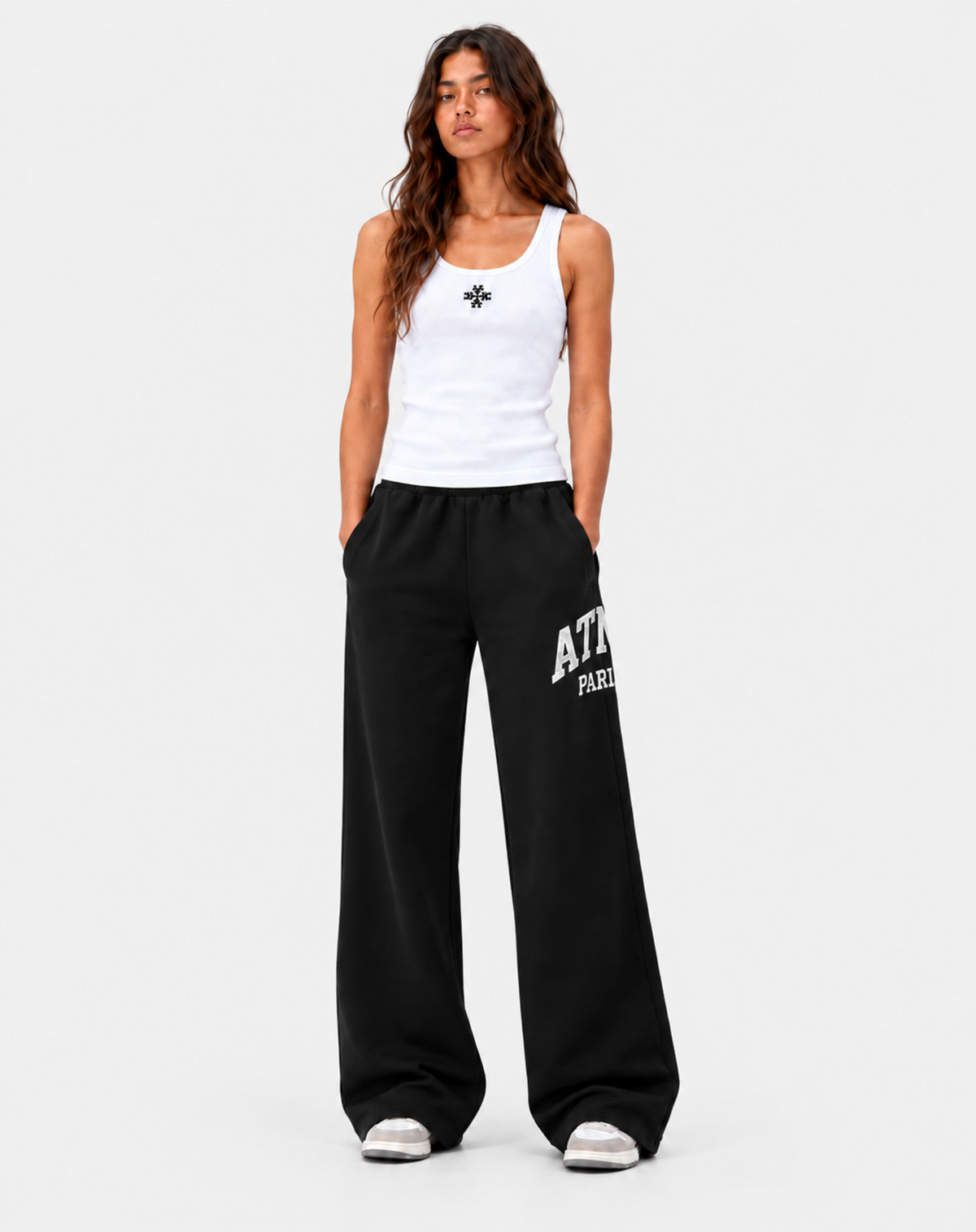 Jogging femme ATNT PARIS noir, face, fond gris neutre