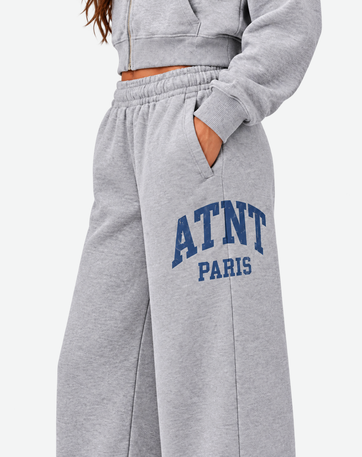 Jogging femme ATNT PARIS Heather Grey, détail taille poche et logo, fond gris neutre