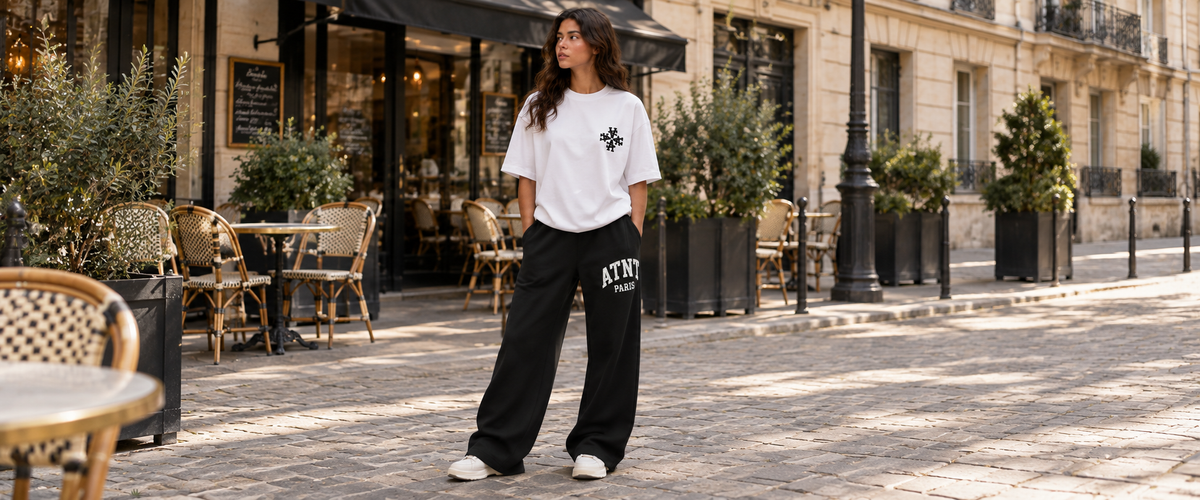 T-Shirt Blanc Signature – Broderie Noire Iconique avec jogging wide leg noir — tenue à Paris