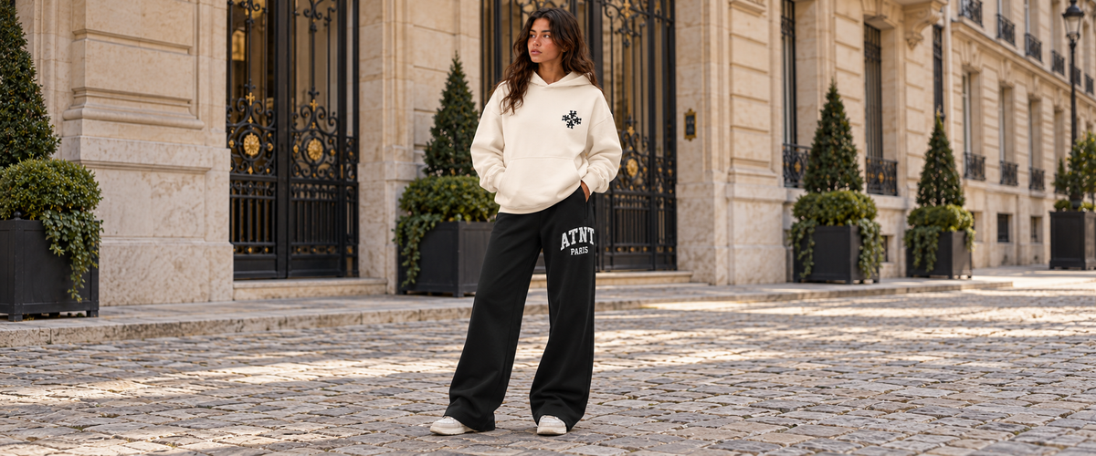 Sweat à Capuche Signature off white oversize porté dans une ambiance lifestyle ATNT PARIS