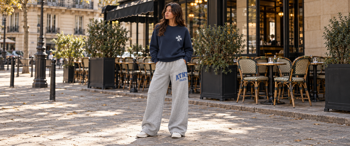 Sweat Col Rond Signature navy porté dans une ambiance lifestyle ATNT PARIS
