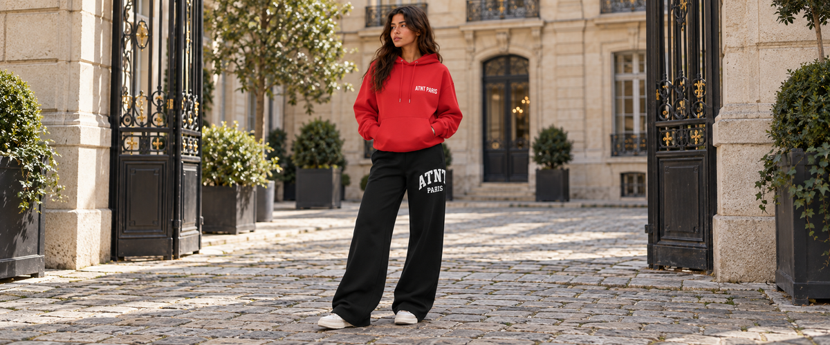 Sweat Capuche Rouge  –  Essentials avec jogging wide leg noir — tenue à Paris