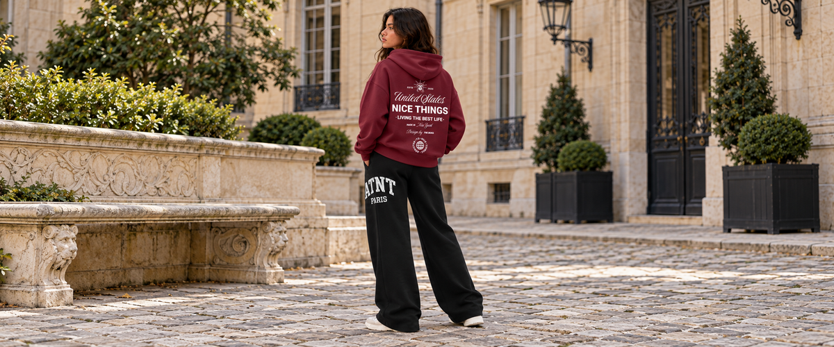 Sweat capuche oversize Bordeaux Nyc Heritage porté dans une ambiance lifestyle ATNT PARIS