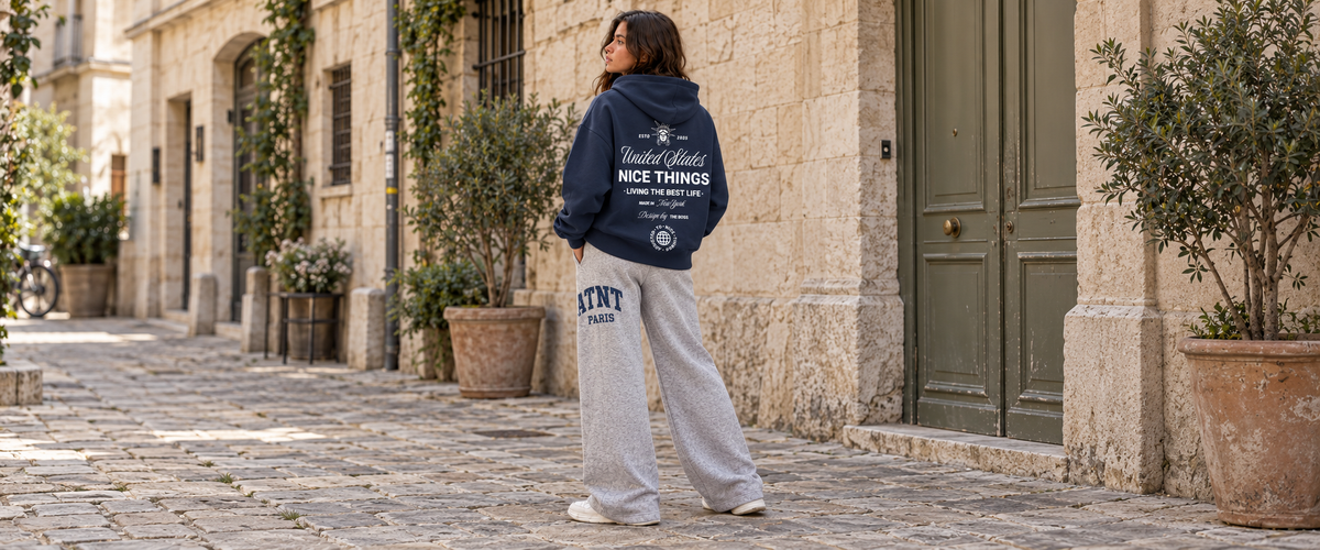 Sweat capuche oversize Navy Nyc Heritage porté dans une ambiance lifestyle ATNT PARIS