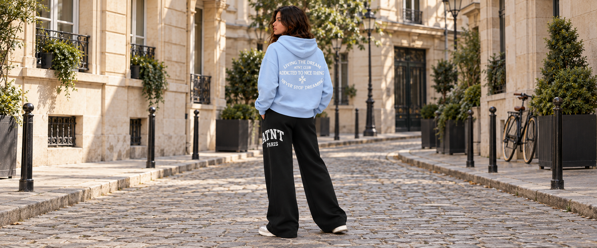 Sweat capuche Light Blue Never Stop Dreaming porté dans une ambiance lifestyle ATNT PARIS