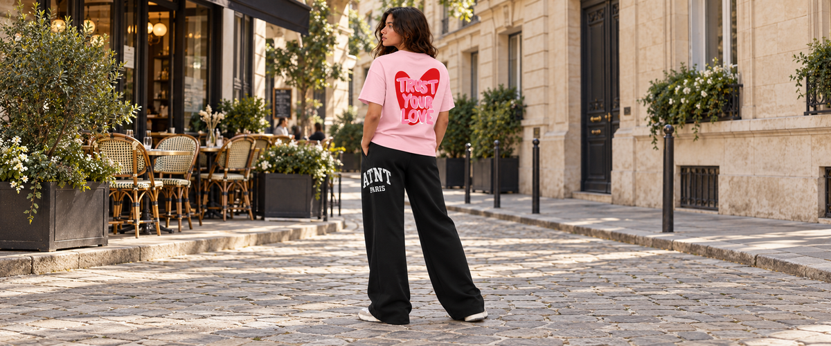 T-shirt Rose Unisexe Trust love avec jogging wide leg noir — tenue à Paris