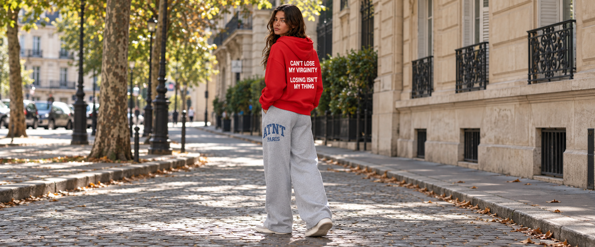Sweat à Capuche Rouge « Can't Lose My Virginity » – ATNT Paris porté dans une ambiance lifestyle ATNT PARIS