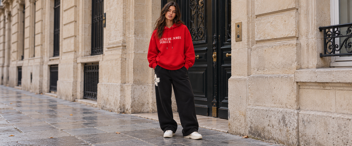 Sweat à Capuche Rouge « Jeunesse Dorée Perdue » – ATNT Paris porté dans une ambiance lifestyle ATNT PARIS