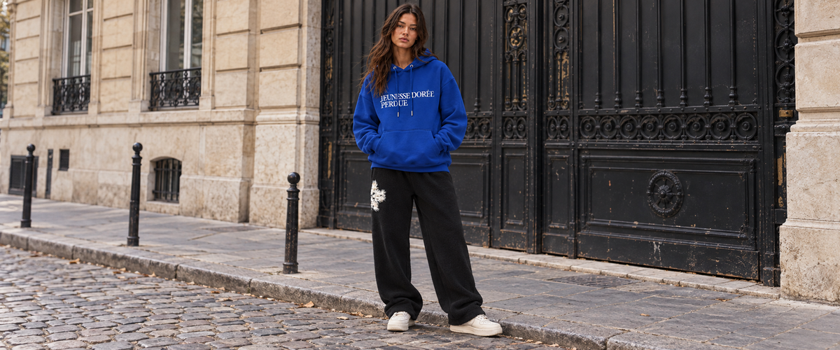 Sweat à Capuche Bleu Roi « Jeunesse Dorée Perdue » – ATNT Paris porté dans une ambiance lifestyle ATNT PARIS