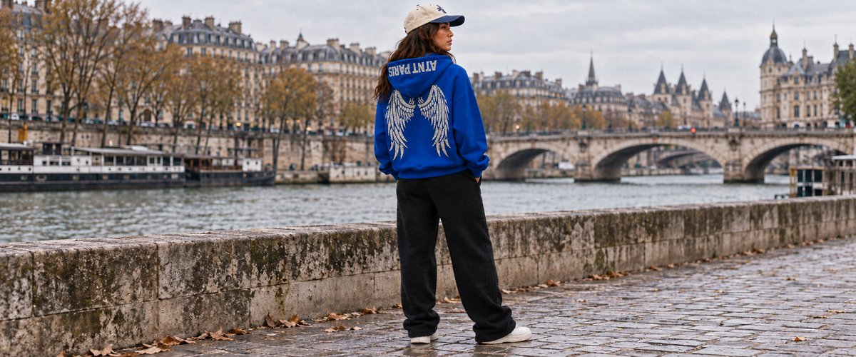 Tenue ATNT Paris dark angel bleu avec jogging noir et casquette assortie.