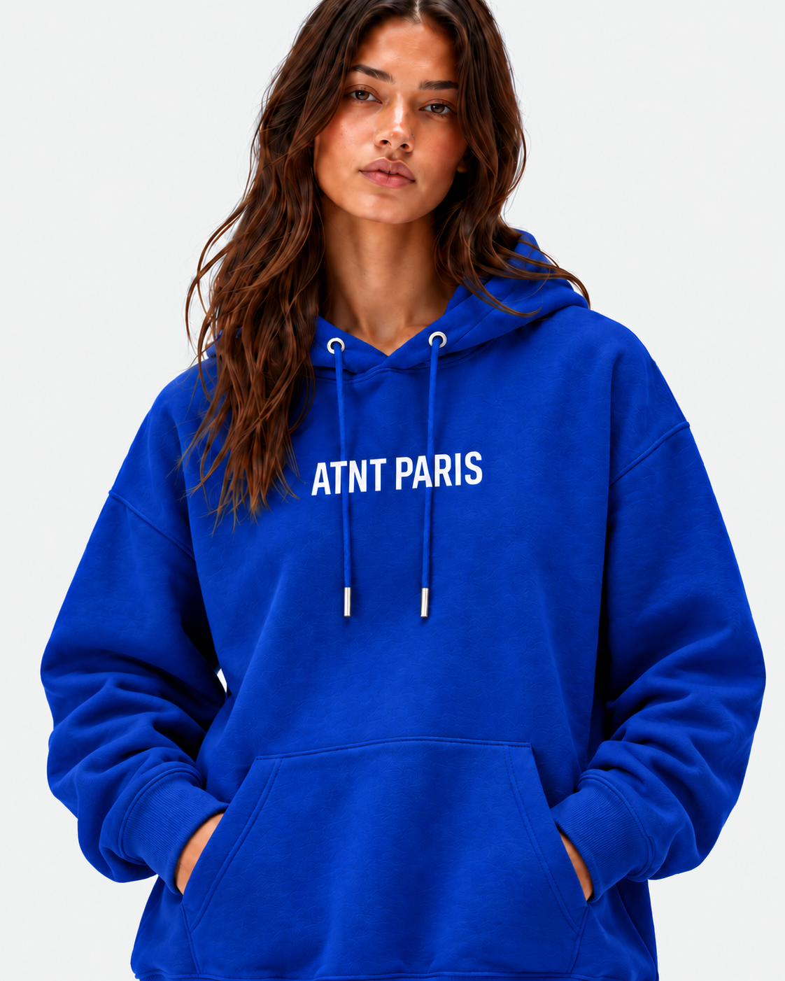 Sweat Love Flower bleu roi porté, détail logo ATNT PARIS sur fond gris neutre