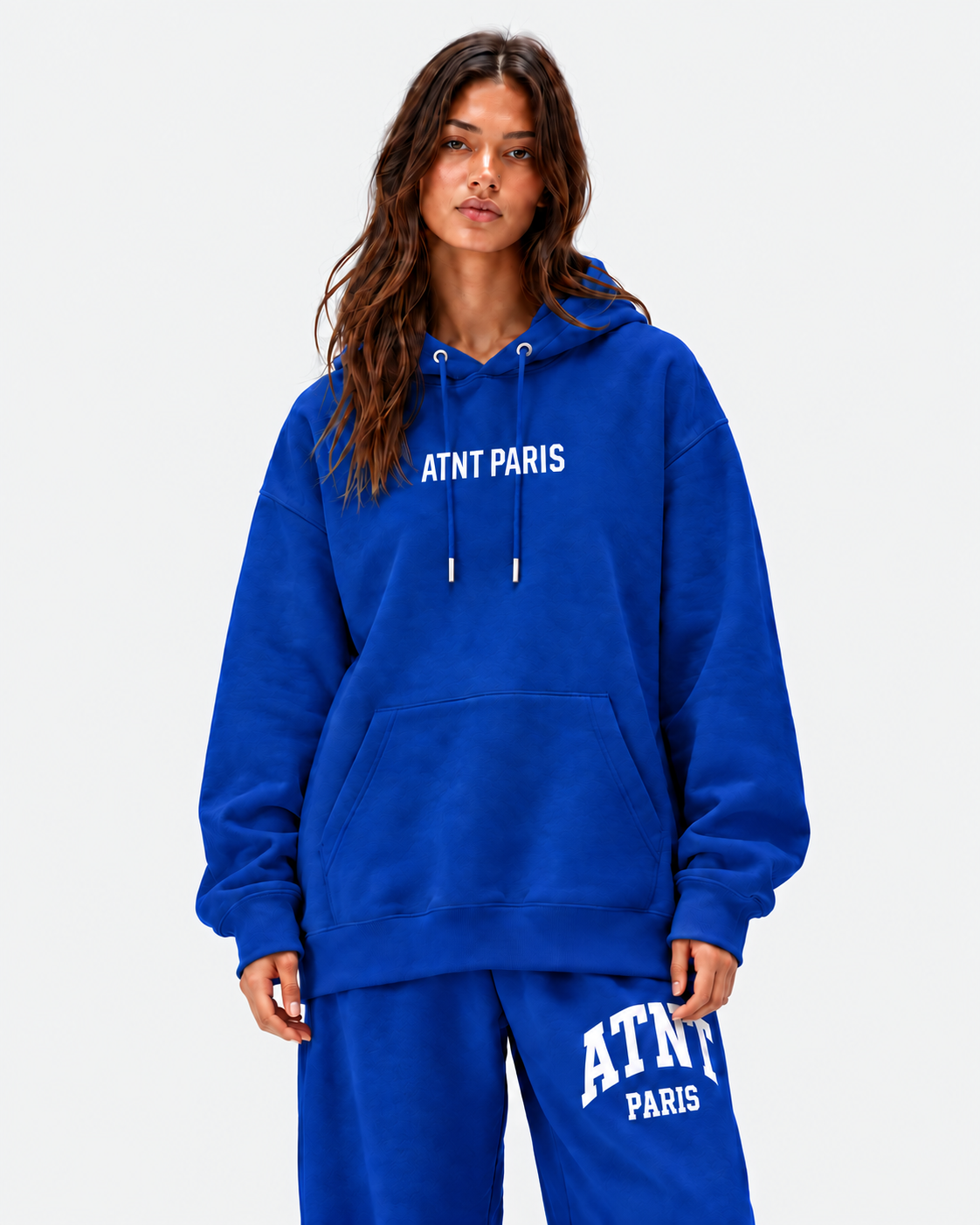Sweat Love Flower bleu roi porté avec jogging au logo ATNT PARIS, fond gris neutre