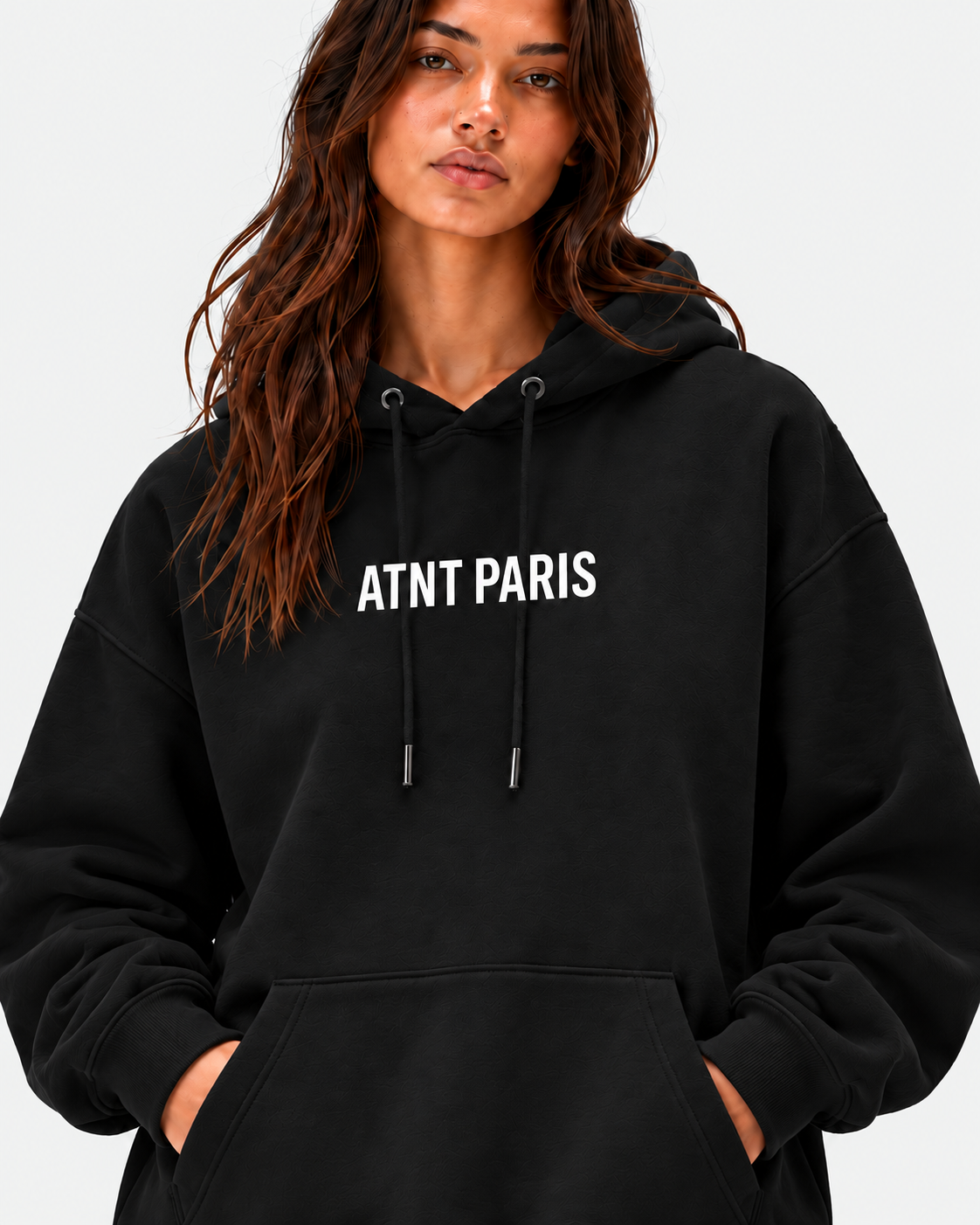 Sweat Love Flower noir porté, détail logo ATNT PARIS sur fond gris neutre