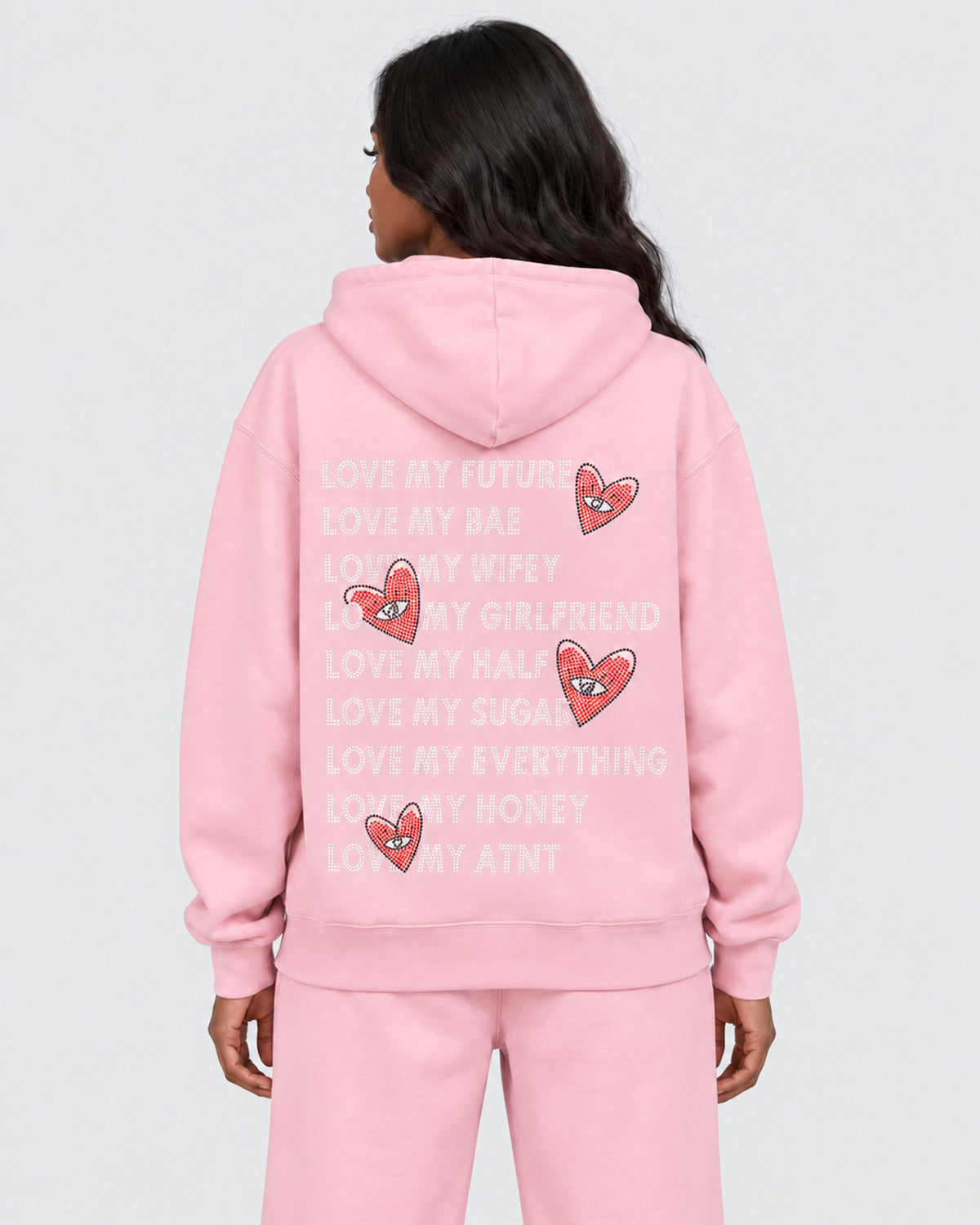 Sweat Capuche Rose Clair Love heart Strass ATNT PARIS — Pack studio naturel — mannequin femme, vue de dos rapprochée — fond gris clair