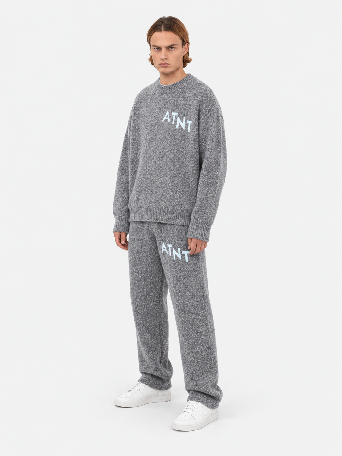 ATNT Tracksuits studio : Pull Oversize Gris Effet Cachemire, vue de trois quarts sur fond gris clair