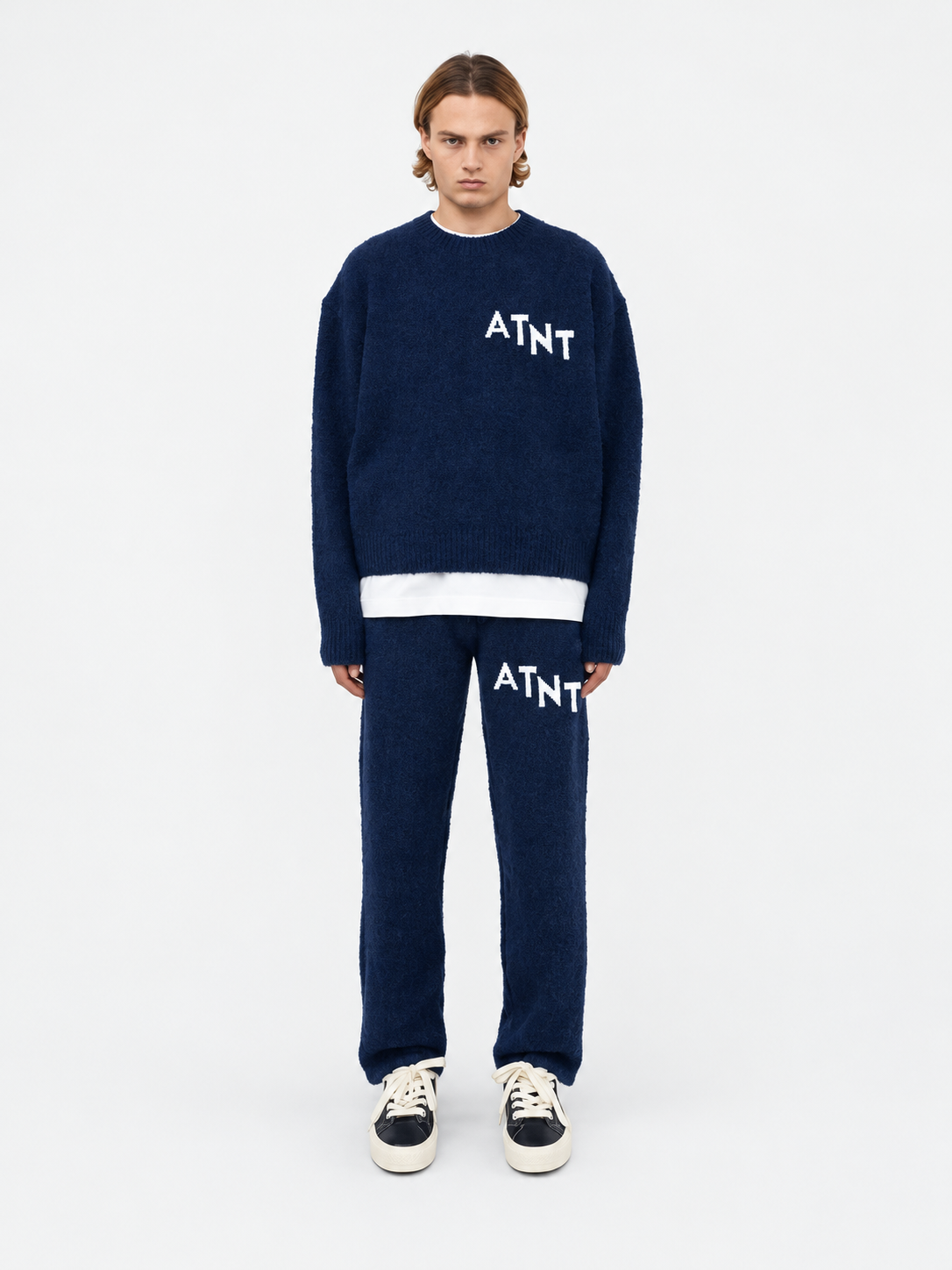 ATNT Tracksuits studio : Jogging Oversize Navy Effet Cachemire, vue de face sur fond gris clair